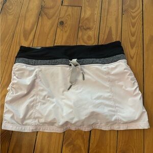 womens lululemon size 6 skirt! so cute! slight pealing of lulu symbol light pink